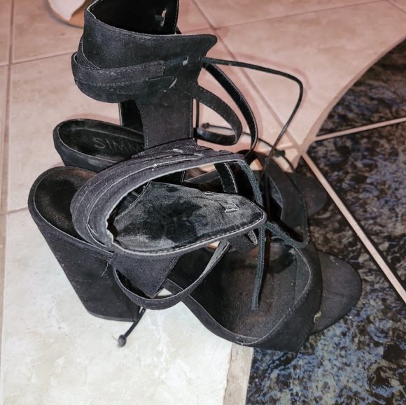 Black Heels - Picture 2 of 2